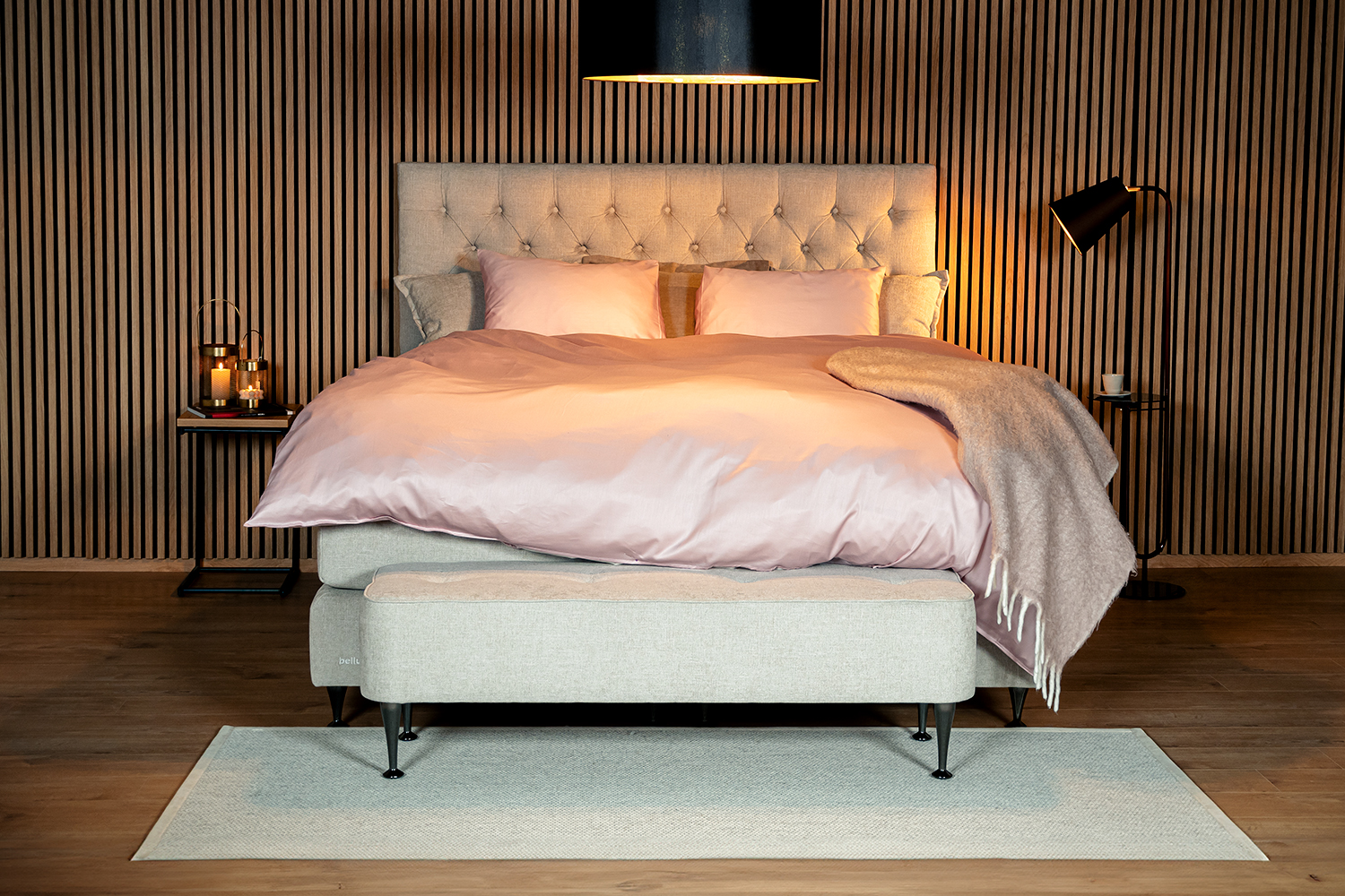 In picture: Continental C30 bed180x200cm. Top mattress: Heaven. Headboard: Windsor. Fabric: Next105. Leg:124.