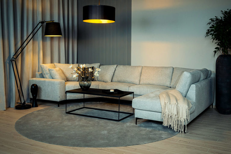 In picture: Montana Maxi Corner Right. Fabric: Sense 4060. Leg; 53.